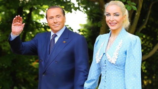 Berlusconi compie 85 anni. E spuntano gli auguri (ritoccati) della fidanzata