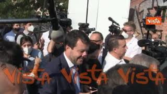 L'abbraccio tra Salvini e Meloni alla chiusura della campagna elettorale per il sindaco di Roma
