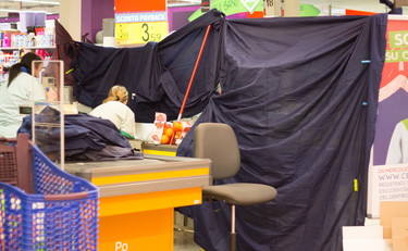 Poggia sul nastro della cassa il cadavere del figlio accoltellato, orrore al supermercato