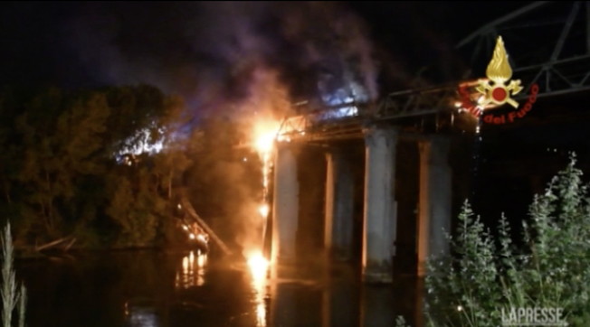 Notte di paura sul Tevere, così il Ponte di ferro viene giù