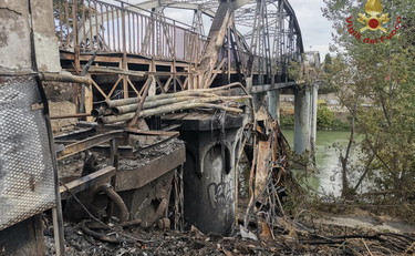 Romani senza corrente elettrica dopo il rogo del Ponte di ferro