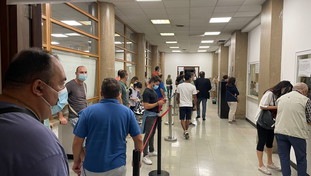 Quattro ore per la scheda elettorale: anagrafe presa d'assalto VIDEO