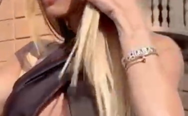 Bomba Chiara Nasti, sfila per strada così e si vede tutto