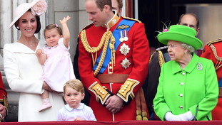 Il libro che sconvolgerà i reali inglesi: potenti rivelazioni su vizi e virtù. Arriva il terremoto