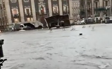 La violenza del tornado a Catania: feriti e gravi danni. L'acqua invade la città, caos per il maltempo
