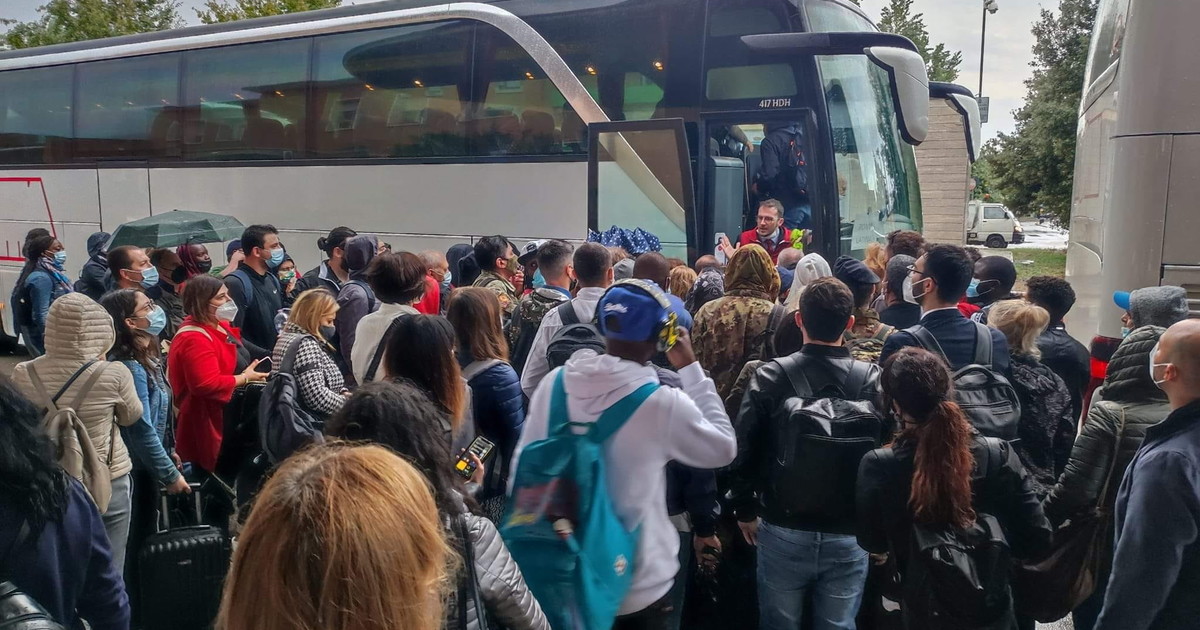 L incubo Dei Pendolari Treni In Tilt Caos Navette E Chiusure Per 