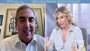 Mario Draghi come James Bond. Gasparri ironizza con la Merlino, risate in studio