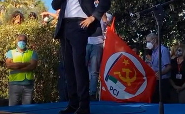 Conte getta la maschera, eccolo con falce e il martello