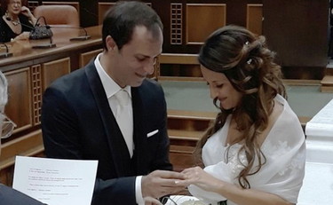 I due ex coniugi si sfidano al ballottaggio, che botte a Lentini