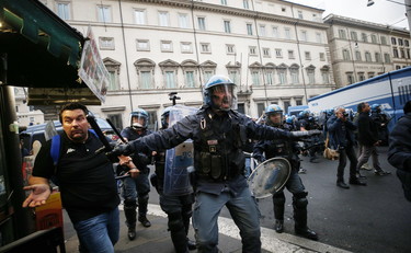 Scontri Roma, il sindacato di polizia: «38 colleghi feriti ora vogliamo i fatti»