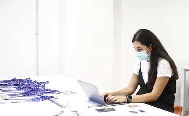 Scrivania di casa più sporca del water, l'incredibile verità sullo smart working