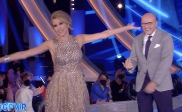 Aerei sul GfVip, Adriana Volpe gela la Bruganelli