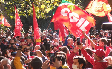 Pessima idea manifestare prima del voto, così si sfila la firma di Repubblica