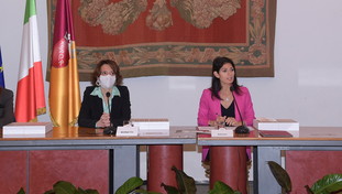 Donne inadatte. Veleni nel Governo tra M5S e Iv: attacco strumentale alla Raggi