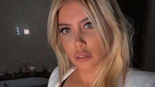 Sopra la giacca, sotto niente: Wanda Nara sbaglia look e cancella la foto