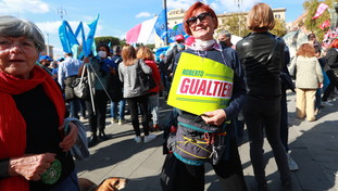 Vota Antonio, anzi Gualtieri, nella piazza della Cgil. Ma a sinistra possono fare di tutto