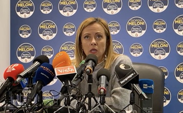 Lotta nel fango, la Meloni azzanna la sinistra: di tutto per criminalizzarci