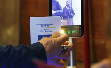 Non fa vedere il green pass, senatrice mandata via da Palazzo Madama