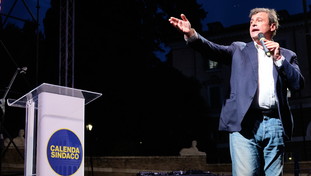 Calenda e la paura della grande fuga a Roma: è subito spaccatura sul sostegno a Gualtieri