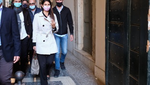 Giochi di potere: Raggi esce dalla porta e rientra dalla finestra grazie al Pd