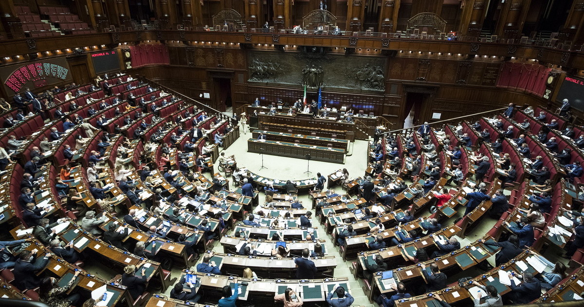 La Camera conferma il taglio ai vitalizi. Niente rimborso per 900 ex deputati La Camera conferma il taglio ai vitalizi. Niente rimborso per 900 ex deputati