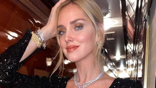 Ferragni, bomba extralusso sull'Orient Express: scollatura esagerata