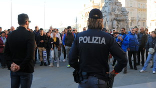 Il governo si scusi con i portuali. Il ministro Patuanelli a Trieste dai no green pass