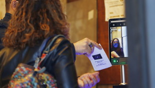 Con l'impennata di contagi si capirà l'inutilità del green pass: l'allarme di Borghi