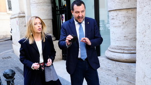 Nazione non credibile, oltre il limite della decenza: alla Meloni cascano le braccia su Richard Gere testimone