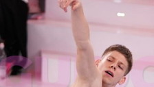 La Celentano rosica e toglie i pantaloni al ballerino. Amici in mutande