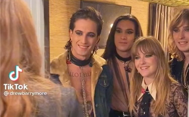 I Maneskin e la sorpresa show in camerino con Drew Barrymore