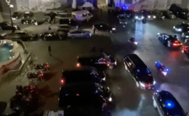 Serpentone mai visto, ecco il corteo presidenziale di Macron VIDEO