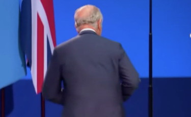 Il Principe Carlo rischia di rimetterci la pelle: problemi evidenti nel salire sul palco