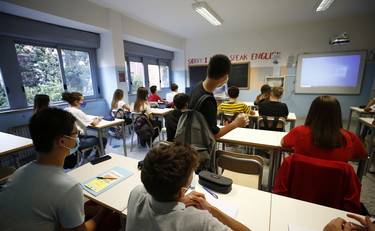 Scuola, classi in quarantena soltanto con tre contagiati