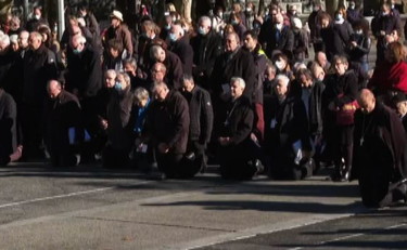 Vescovi francesi in ginocchio per scusarsi di scandalo pedofilia