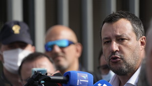 Altra invasione di clandestini in Sicilia, Salvini all'assalto: a Lamorgese e Di Maio va bene così?