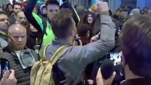 No green pass bloccato dalla polizia chiama il 112: il video sconvolgente