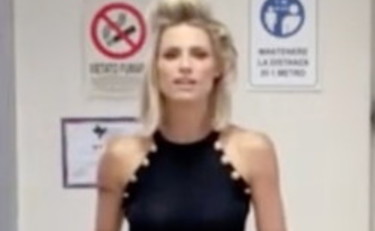 La magia di Michelle Hunziker su TikTok: come compare il vestito bomba di All Together Now