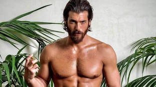 Cosa dice alle fan, Can Yaman festeggia così