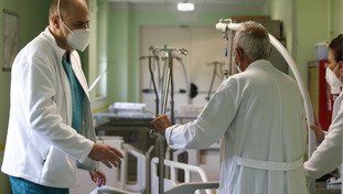 La rivolta di medici e infermieri: basta prese in giro dal governo