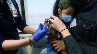 È scontro sui vaccini ai bambini. Pediatri favorevoli, Vaia e Crisanti dicono no