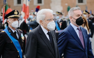 Fanno aumentare i contagi, Mattarella se la prende coi no pass