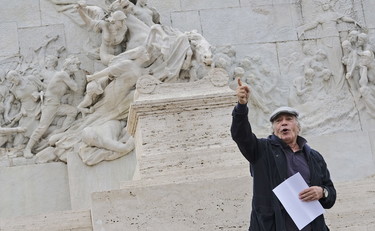 Cortei vietati ai no pass, ma Montesano non ci sta. Ecco come sfida il premier Draghi