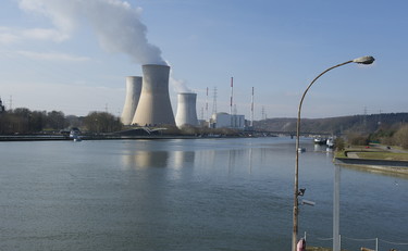 Macron: La Francia ricomincerà a costruire centrali nucleari. In Italia si riapre il dibattito