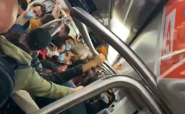 Solo posti in piedi, a Roma la metro è superaffollata