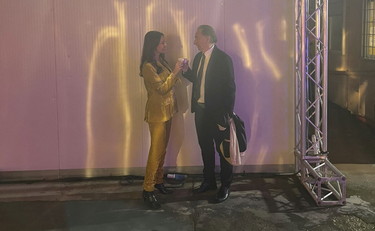 “Beccato cosi”, dietro le quinte con l'inviata Mediaset. Il vip non si tiene