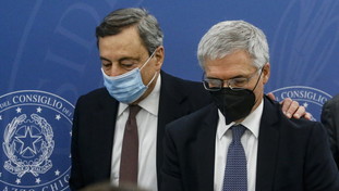 I partiti si riprendono la Manovra. Per ora Draghi si sfila e resta alla finestra