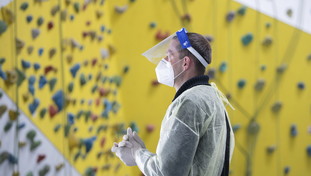 Lockdown per no-vax e obbligo vaccinale: così l'Europa prova a frenare il Covid