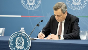 Governo avaro sugli assorbenti: da Draghi solo una mancetta alle donne