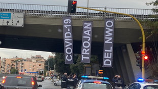 Covid trojan del Nuovo Ordine Mondiale. La protesta no-vax sorprende Roma